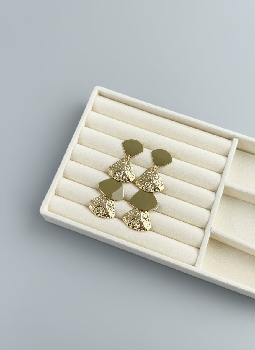 Sedefimsi Metal Görünümlü Sallantılı Küpe