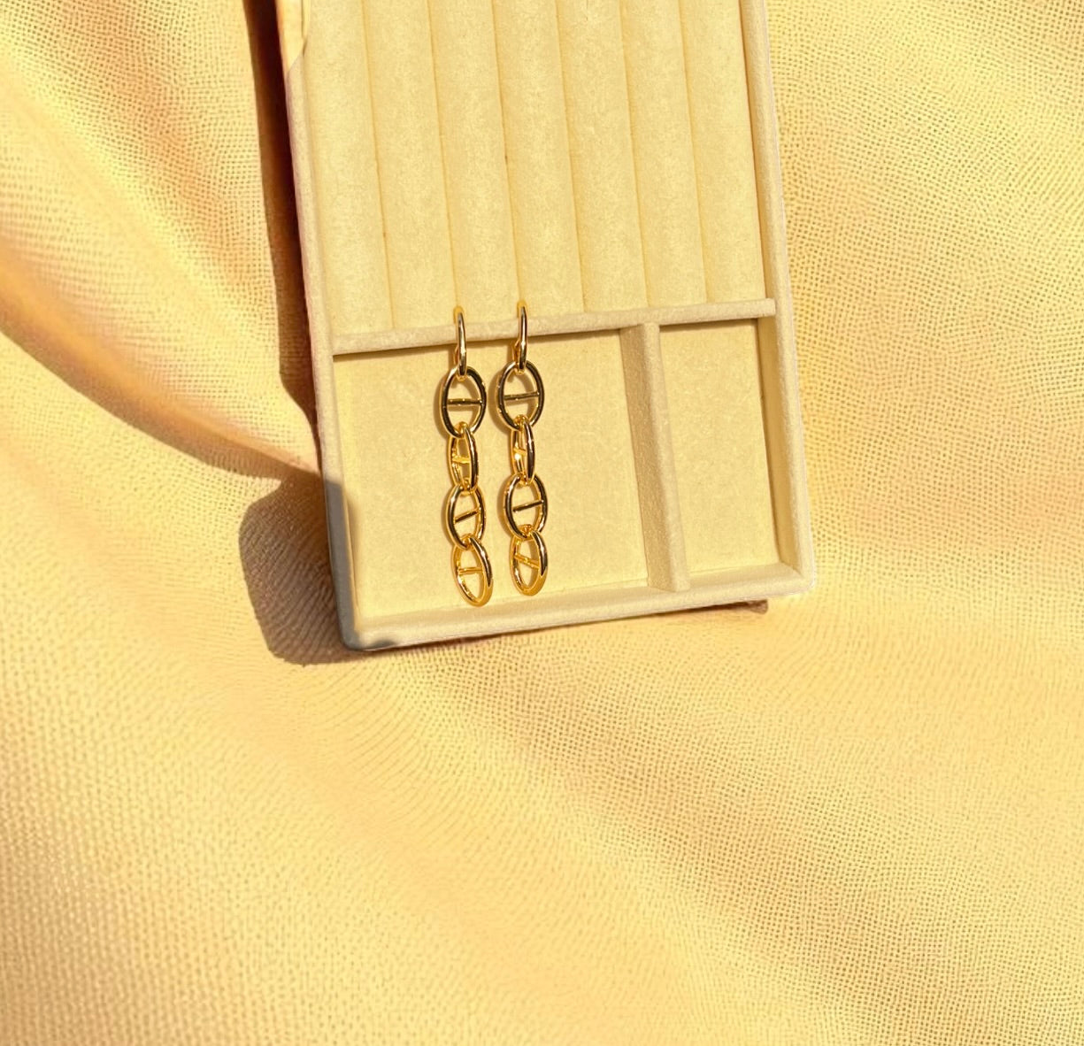 Gold Sallantılı Zincir Model Küpe