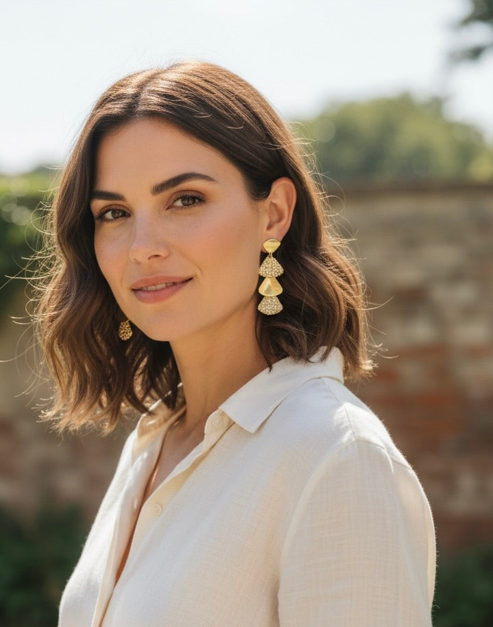 Sedefimsi Metal Görünümlü Sallantılı Küpe