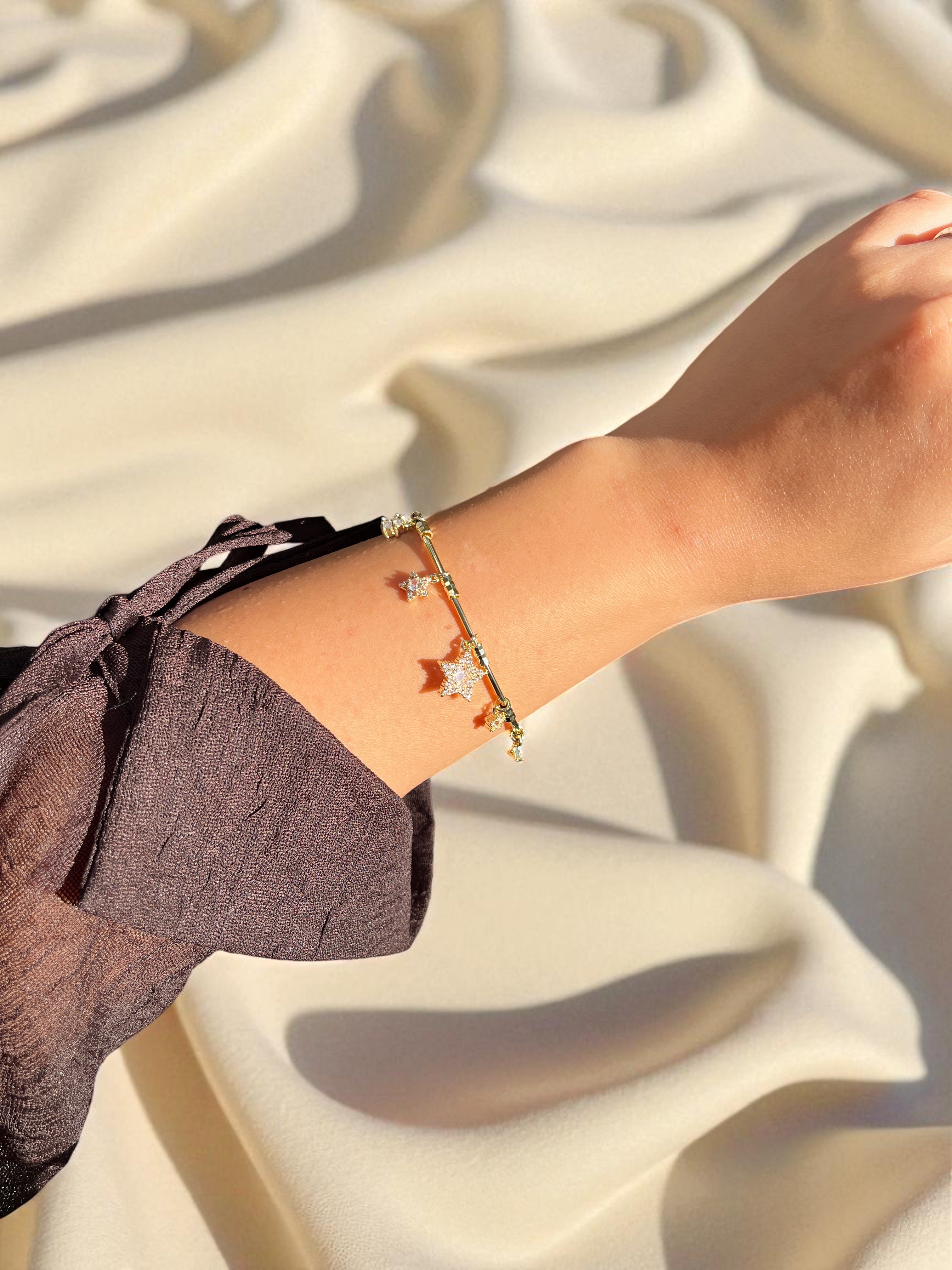 Gold Yıldız Charmlı Yarım Ay Bilezik